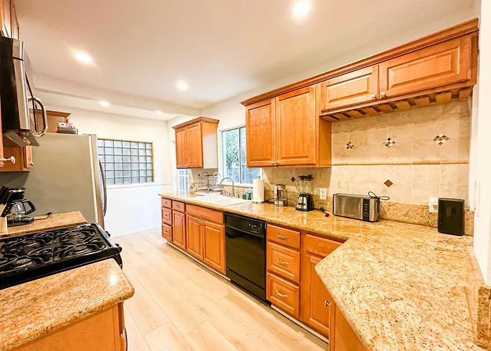 Beverly Hills-Neighboring 2-Br Home - Doh1